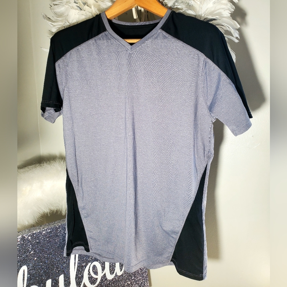 Kyodan Men's Black and Gray V-Neck performance  T-shirt Sz M